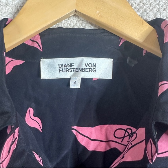 DIANE VON FURSTENBERG black and pink lip print button front silk blouse top 4 - Picture 4 of 7